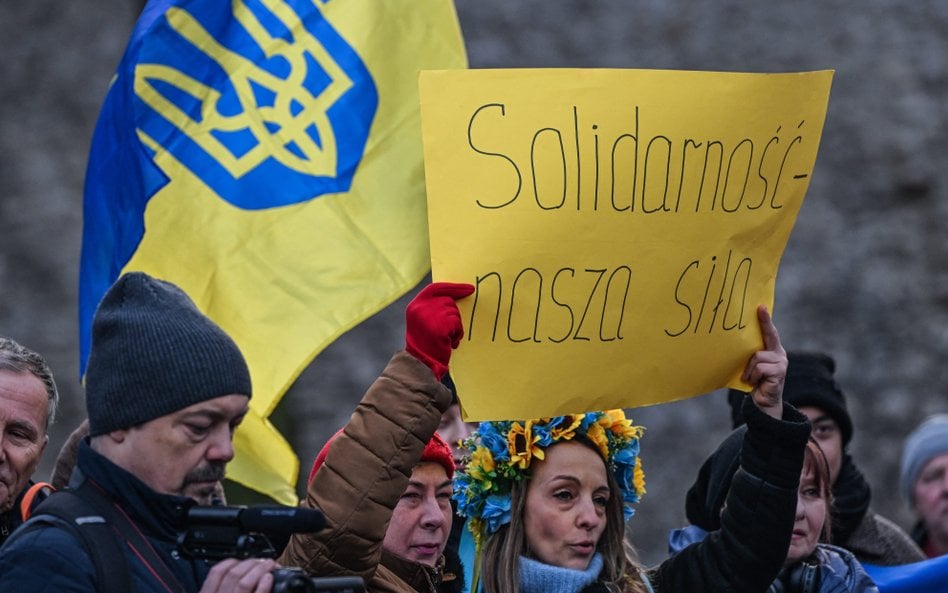 Ukraińscy aktywiści niosą transparent z napisem „Solidarność naszą siłą” podczas Marszu Antyfaszysto