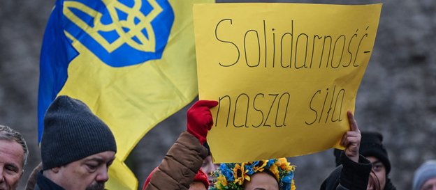 Ukraińscy aktywiści niosą transparent z napisem „Solidarność naszą siłą” podczas Marszu Antyfaszysto