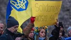 Ukraińscy aktywiści niosą transparent z napisem „Solidarność naszą siłą” podczas Marszu Antyfaszysto