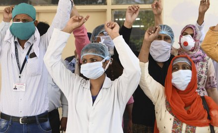 Indie: Ataki na lekarzy. Obawa, że są zakażeni