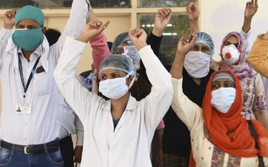 Indie: Ataki na lekarzy. Obawa, że są zakażeni
