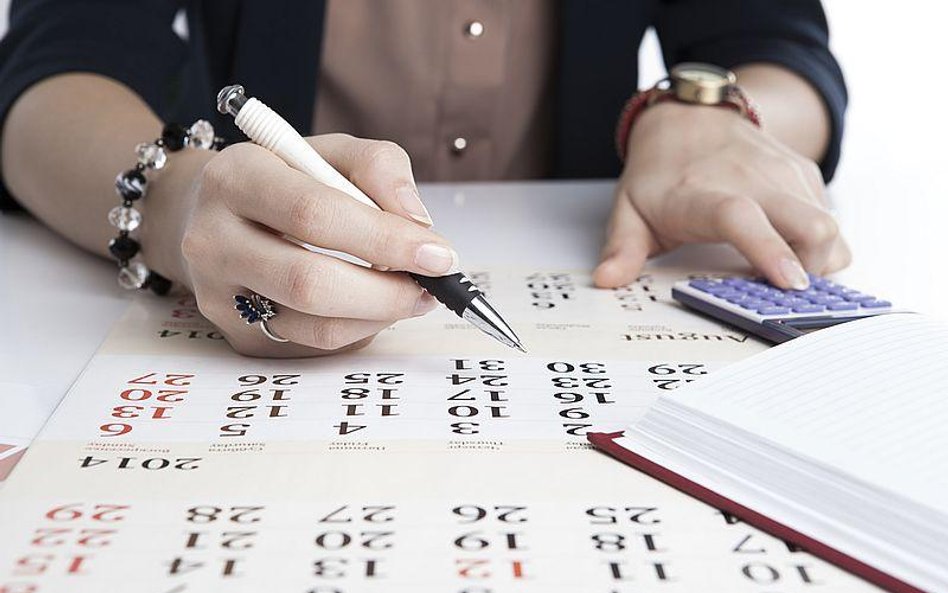 Czy umowa na okres próbny może zakończyć się w dzień wolny od pracy?
