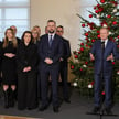 Premier Donald Tusk (P) wraz z członkami swojego gabinetu składają życzenia świąteczne przed rozpocz