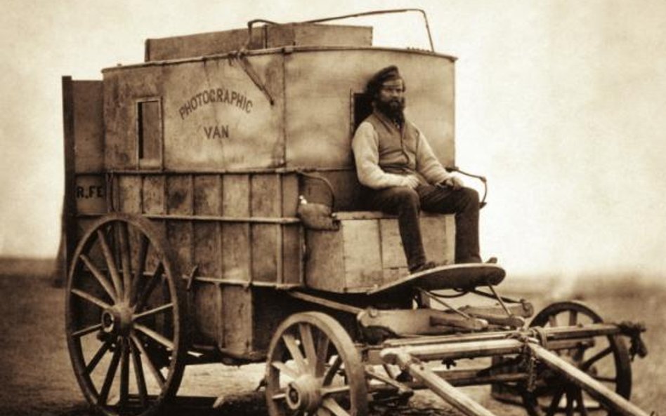 Fotograf Roger Fenton na wozie mieszczącym laboratorium fotograficzne, Krym, 1855 r.