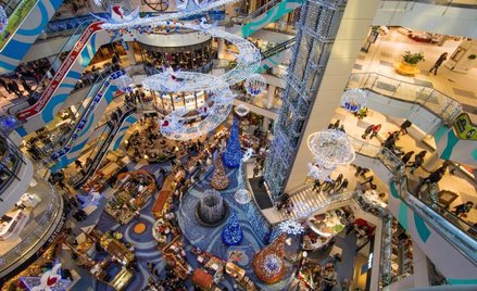 Jedno ze stołecznych centrow handlowych w świątecznym wystroju