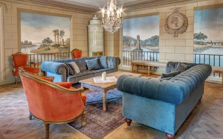 Ozdobą wnętrz pałacowych są m.in. naścienne malowidła z przełomu XVIII i XIX