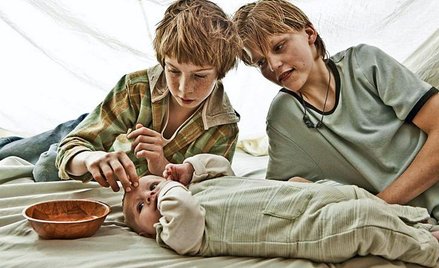 Najmłodszy brat odbiera chrzest z rąk starszego rodzeństwa – scena z „Submarino” Thomasa Vinterberga