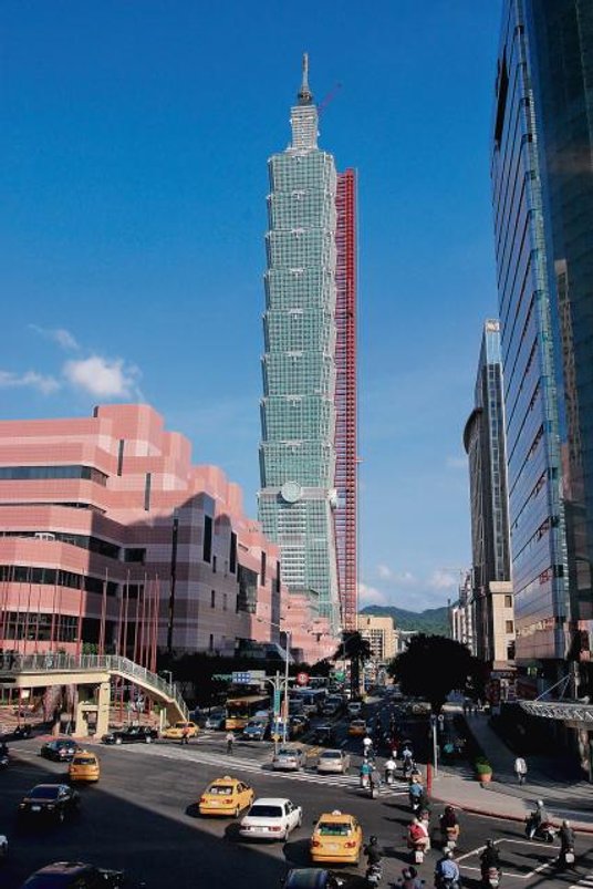 Taipei 101, liczący ponad 500 metrów wieżowiec, był do 2010 r. najwyższym budynkiem na świecie. Jego