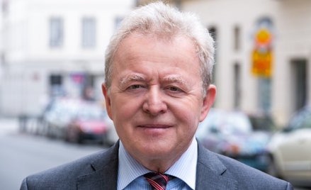 Komisarz Unii Europejskiej ds. rolnictwa Janusz Wojciechowski przed siedzibą Polskiej Agencji Prasow