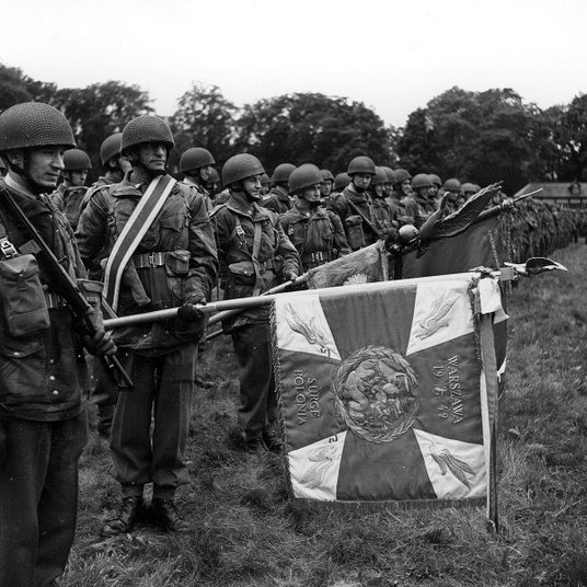 Poczet sztandarowy 1. Samodzielnej Brygady Spadochronowej z nowym sztandarem brygady. Tuż za nim pro