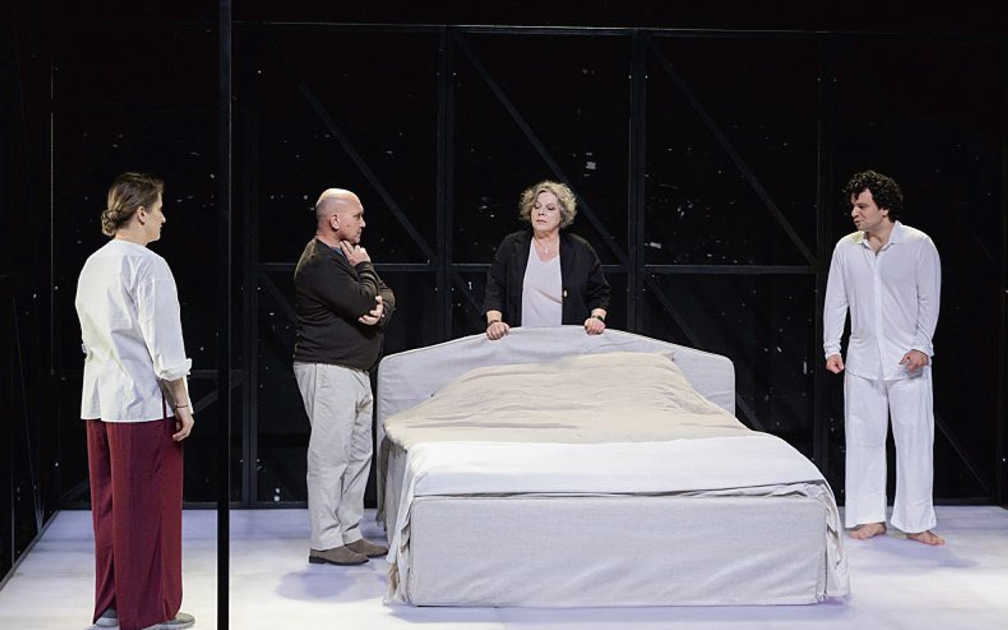 „Noc śpiewa swoje pieśni”: Prostota rozkładu