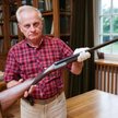 Strzelba generała jest już w Polsce. Demonstruje ją Stefan Olech, wicedyrektor Muzeum Łowiectwa i Je