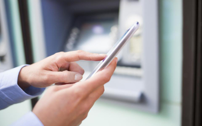 Bankowość elektroniczna: Klienci coraz bardziej stawiają na smartfony