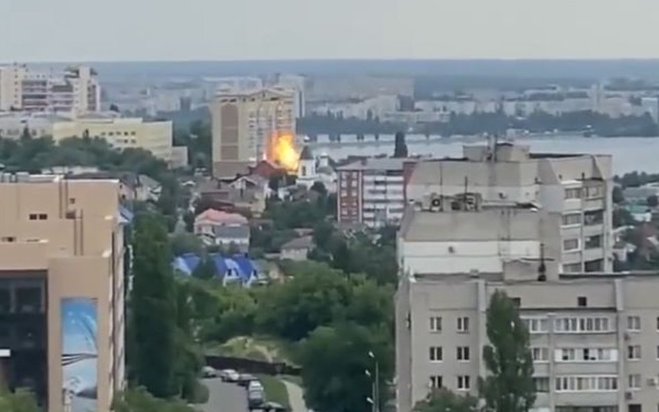 Kadr z nagrania pokazującego moment uderzenia drona w budynek mieszkalny w Woroneżu