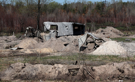 Okopy wykopane przez rosyjskich żołnierzy w Czerwonym Lesie przedstawiono w pobliżu Czarnobylskiej E