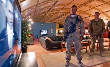 Amerykańscy żołnierze w bazie lotniczej w Kandaharze słuchają przemówienia prezydenta Obamy, który o