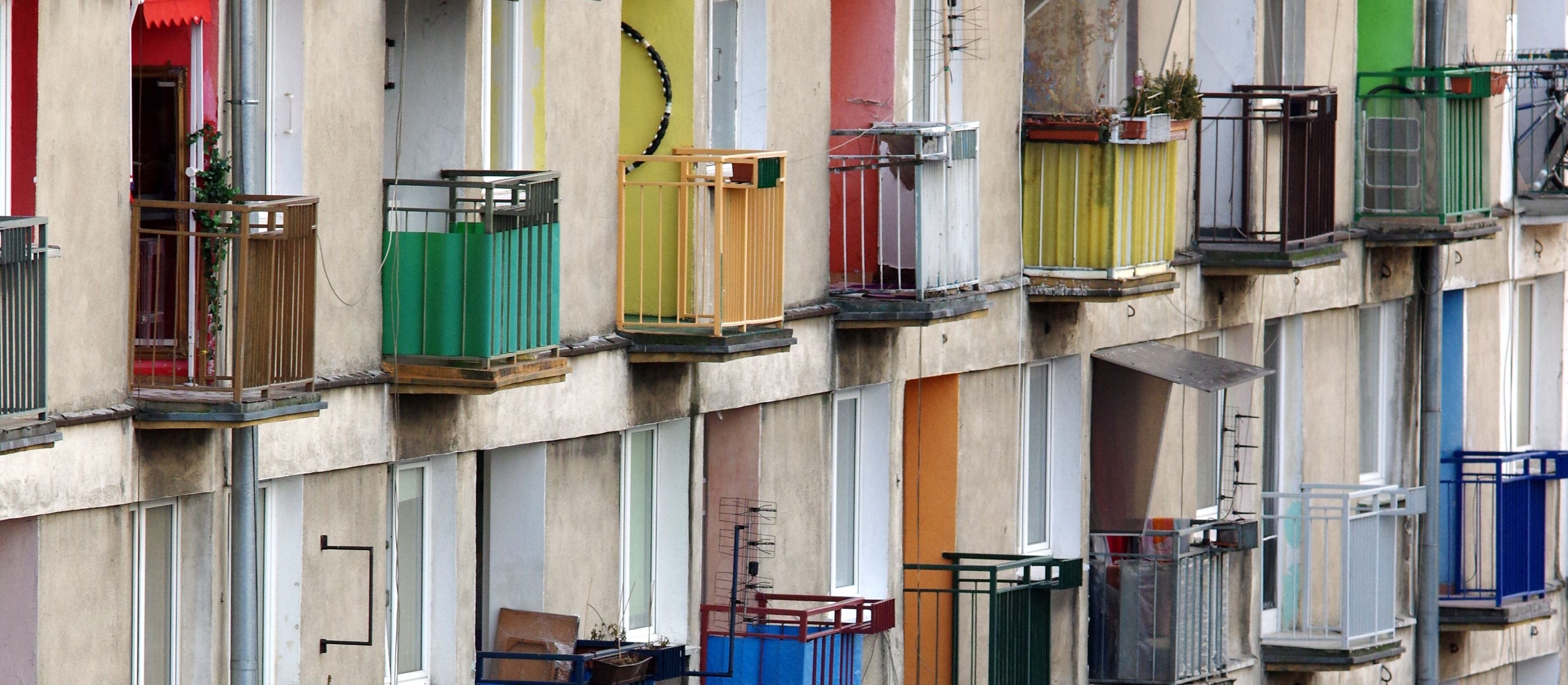 Czy remont balkonów i usunięcie przecieków w garażu to obowiązek wspólnoty? NSA rozstrzygnął