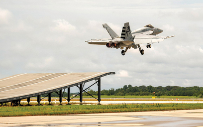 Morski wielozadaniowy samolot bojowy Boeing F/A-18E Super Hornet startuje z rampy ski jump w ośrodku