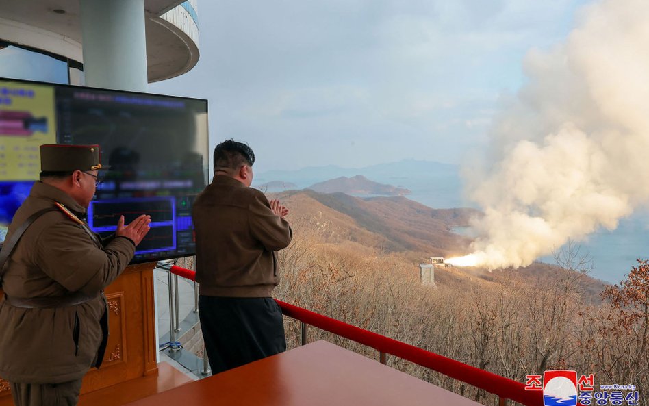 Kim Dzong Un nadzorował test silnika na paliwo stałe