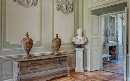 Ozdobą wnętrz pałacowych są m.in. naścienne malowidła z przełomu XVIII i XIX