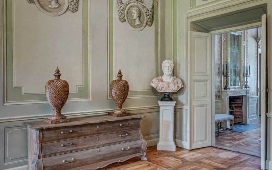 Ozdobą wnętrz pałacowych są m.in. naścienne malowidła z przełomu XVIII i XIX