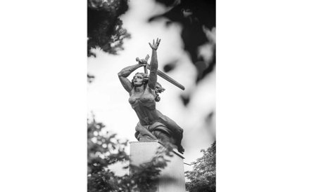 Bez tytułu (Pomnik Bohaterów Warszawy 1939–1945, Warszawa), 2015, odbitka żelatynowo-srebrowa