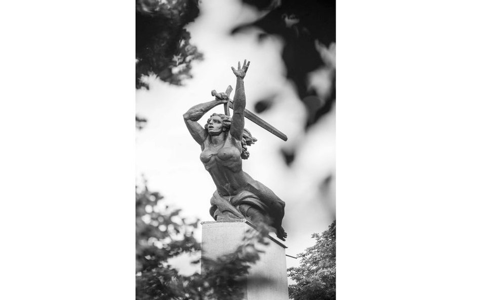 Bez tytułu (Pomnik Bohaterów Warszawy 1939–1945, Warszawa), 2015, odbitka żelatynowo-srebrowa