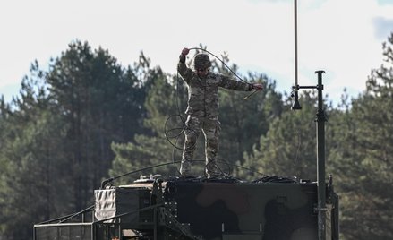 Amerykańscy żołnierze podczas prowadzonego przez nich szkolenia C-UAS z systemów i technologii przez