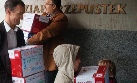 Rodzice ze stowarzyszenia Rzecznik Praw Rodziców składają w Sejmie projekt ustawy „Sześciolatki do p