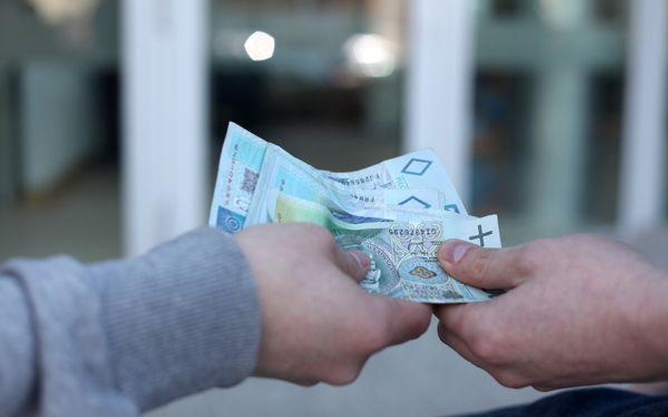 Nietrzeźwy mężczyzna zaproponował policjantom łapówkę, ci odmówili