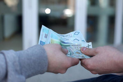 Nietrzeźwy mężczyzna zaproponował policjantom łapówkę, ci odmówili