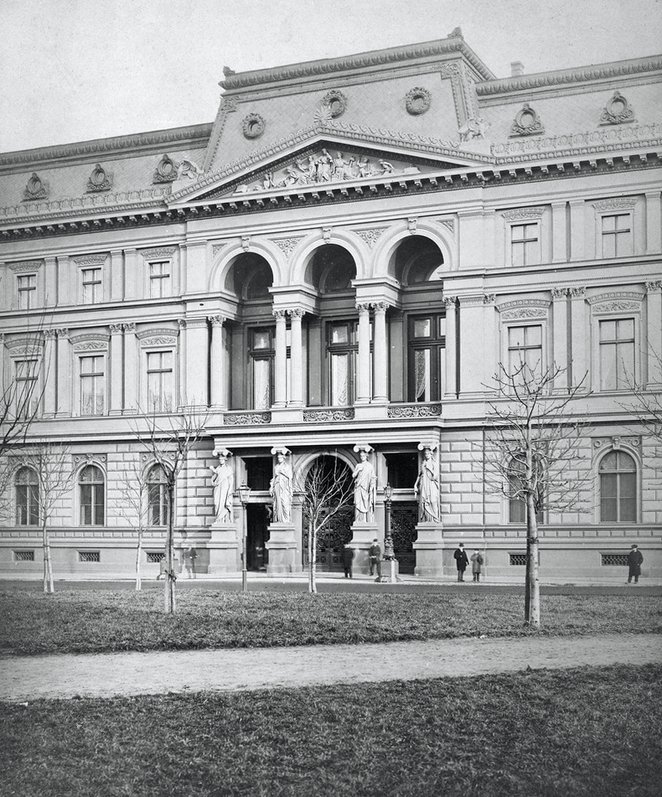 Biuro komitetu budowy pomnika Adama Mickiewicza ulokowało się na Mazowieckiej 22 w domu Kronenberga.