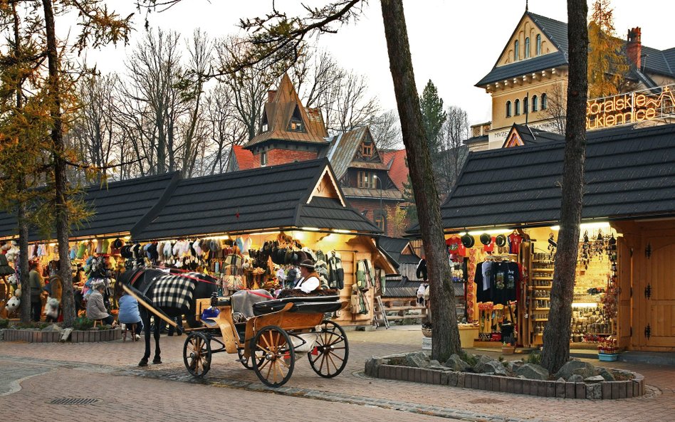 Zakopane – dla jednych miejsce kultury, rezerwuar tradycji i brama do Tatr, dla drugich jarmark tury