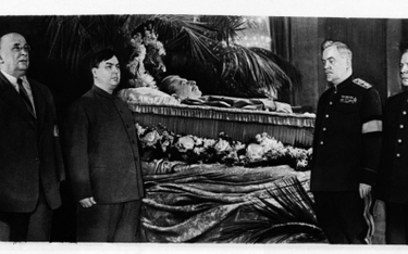 Pogrzeb Józefa Stalina. Przy trumnie stoją od lewej: Chruszczow, Beria, Malenkow, Bułganin, Woroszył
