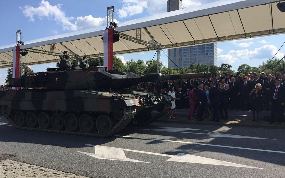 MON zamówił sondaż o defiladach organizowanych poza Warszawą
