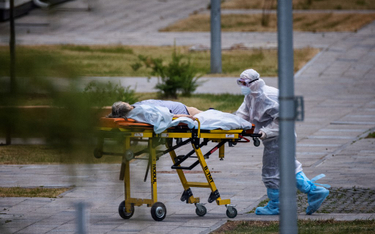 Rosja: Chaotyczna walka z trzecią falą pandemii