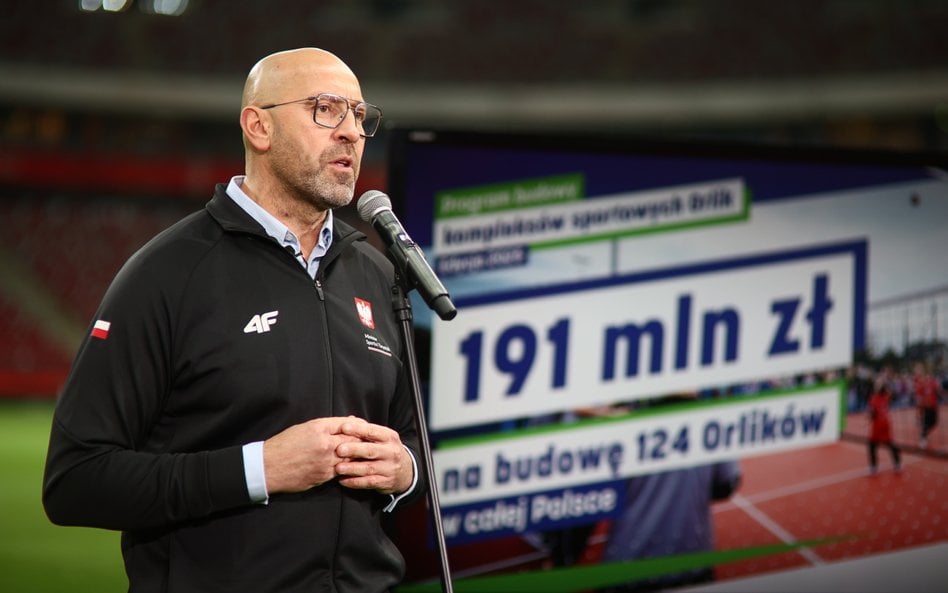 Minister sportu i turystyki Jakub Rutnicki podczas konferencji prasowej na PGE Narodowym