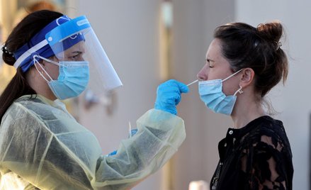 Badania: Omikron jest mniej dotkliwy nawet dla nieszczepionych