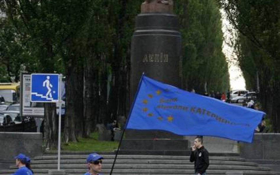 Kampania wyborcza pod pomnikiem Lenina w Kijowie