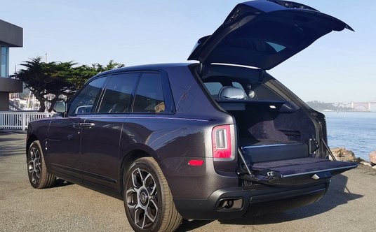 Bagażnik (526 l) ma dwie niezależnie od siebie otwierające się klapy