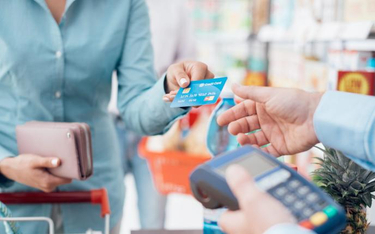 Karta kredytowa ułatwia życie, ale może być kosztowna