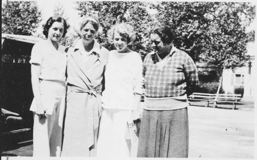 Eleanor Roosevelt (druga z lewej) podejrzewa się o intymny związek z Loreną Hickok (pierwsza z prawe