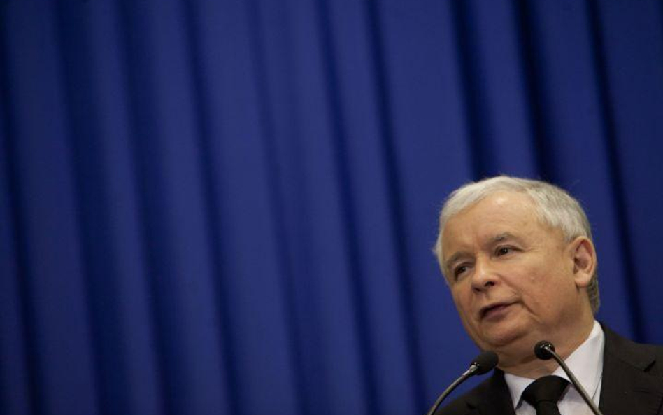 Sondaż: notowania PiS w dół