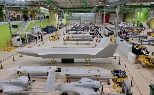 Rozmiary bezzałogowca MİUS-A/Bayraktar Kızılelma można szacować porównując go z Bayraktarami TB2.