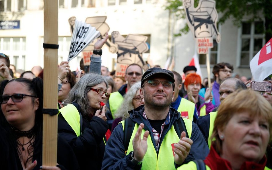 Niemieccy związkowcy i pracownicy Amazon "witają" Jeffa Bezosa w Niemczech