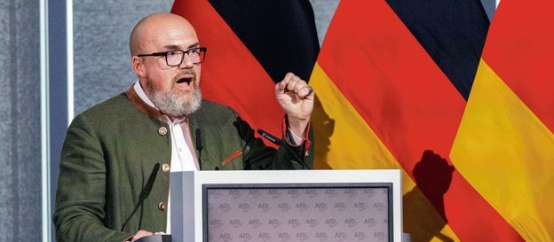 Hans-Thomas Tillschneider, poseł AfD do parlamentu kraju związkowego Saksonia-Anhalt przemawia do de