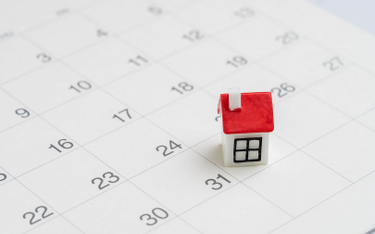 Mieszkanie lepiej sprzedać w styczniu, ale w grudniu można wziąć zadatek