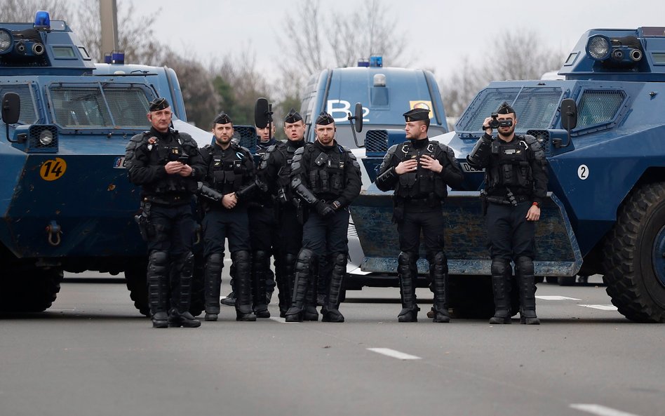 Porządku podczas igrzysk będzie pilnowało codziennie 30 tys. policjantów oraz żandarmów, a podczas c