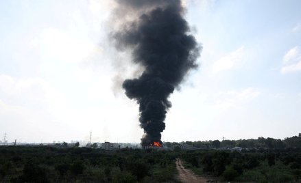 Kłęby dymu po ataku rakietowym Iranu w mieście Herclijja