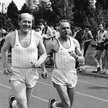 Na emeryturze Zatopek (z lewej) nauczył się wreszcie biegać z uśmiechem.